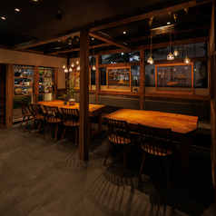 最大12名様まで対応の大テーブル。宴会やお祝いの席など、特別なシーンに。