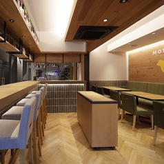 コの字型カウンターを主体とした内装になっております。調理風景やドリンク作りが目の前で見えるのでライブ感も楽しめます！