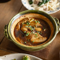 牡蠣と落とし卵の小鍋　自家製レンズ豆味噌の土手鍋風