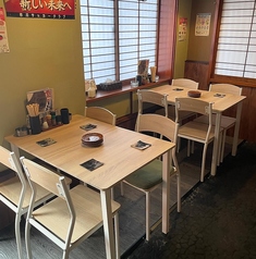 １F 4名掛けのテーブル席です。3名様~からご利用いただけます。
