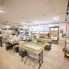 お子様連れ向きのテーブル席(1～4名様×2卓)がございます。広々とした空間で、ご家族皆様で動物たちとの触れ合いをお楽しみいただけます