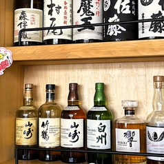 【少人数でのサク飲み・デートに】2名様用のテーブル席は、肩肘張らずゆったりとお食事を楽しみたい方に最適です。お仕事帰りのサク飲みや、親しい方との語らい、落ち着いた雰囲気でのデートなど、様々なシーンでご利用いただけます。