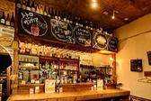 しっとりと自分の時間を楽しみたい時や、待ち合わせ前のサク飲みにも大変便利なカウンター席を完備しております。お酒の種類も豊富に揃っているので、その日の気分に合わせてお好みのお酒をお楽しみください。