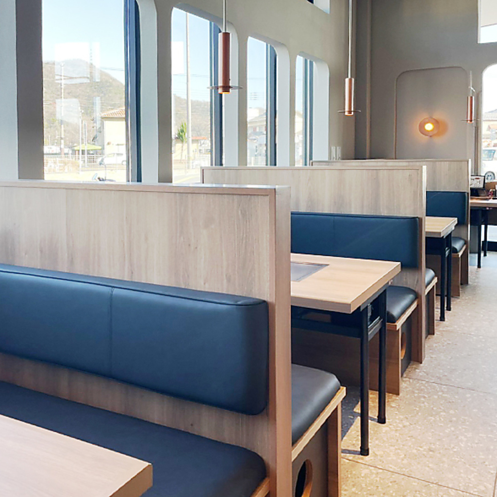 【開放的な空間で寛げる♪】広々とお使いいただけるテーブルはご家族様でのご利用にもおすすめです◎