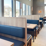 【開放的な空間で寛げる♪】広々とお使いいただけるテーブルはご家族様でのご利用にもおすすめです◎