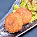 料理メニュー写真 【芸能人に大人気】岩塩で食べるコロッケ(2個)