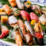 「真鯛」「サーモン」「炙りうなぎ」「ウニ軍艦」「いくら軍艦」など全40種超の極上寿司を食べ放題で