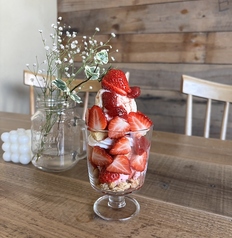 季節のフルーツいっぱいの「フルーツパフェ」の写真