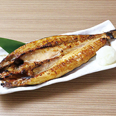 【厳選・ひもの】魚や魚介類の身を開いて塩をまぶし、長期保存をするために乾燥させた、非常にシンプルな加工食品「ひもの(干物)」。魚を干すことにより保存食としてだけでなく、栄養価が高まり旨さも増してきます。風通しが良く、乾燥した冬季に作られたひものが美味しいといわれています。 