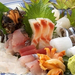 新鮮！旬のお刺身盛り合わせ980円。季節によって、その時期に最高の食材を届けます。