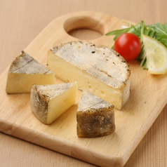 カマンベールチーズの藁焼き//地鶏のたたき