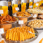 食べ放題メニューから好きな物を好きなだけ食べられる！数々の屋台フードとお酒をお楽しみ頂けます。