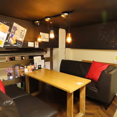 女性に人気の「ソファー席」は3名～5名様でご利用いただける、広々と座れるお席となっております。女子会の際に嬉しい、ゆったり寛げるゆとりがあり、デート利用時はカップルシートのように使えるのも嬉しい◎