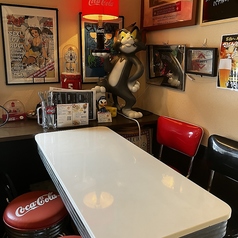 カウンター席も9席、立食パーティーならカウンターに料理を並べて最大20名様ぐらいまでの宴会が出来ます。