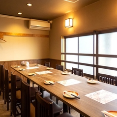 【優美な個室空間でお食事】他のお客様を気にせず美味しい料理や厳選された地酒を堪能できる個室席。最大12名様までご利用いただけます◎ご接待などのビジネスシーンにも最適です。楽しいご宴会の時間をたっぷり満喫できるよう飲み放題プランもご用意しておりますので、みなさまのご歓談を一段と盛り上げることができます◎