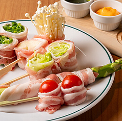 定番メニュー～色鮮やかな野菜巻き串など多様な豚肉料理
