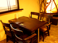 柔らかい光が灯る4名掛けのテーブル席。人数に合わせてお席をお作りすることも可能。