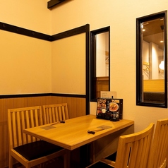 4名様までご利用頂ける少人数様向けのお席です。モダンな雰囲気がお楽しみいただけるゆったり広々としたお席になっております。ゆったりとした空間はご友人との飲み会にも最適です。