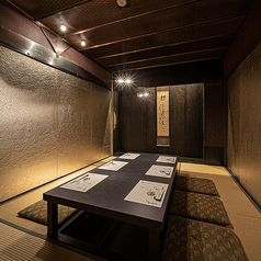 建築家・出江寛氏が設計を手がけた和個室は、洗練された空間美と落ち着いた雰囲気が魅力。ご接待やご親族の集まりなど、特別な席にふさわしいひとときをご提供いたします。