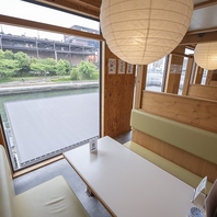 川沿いの窓際席