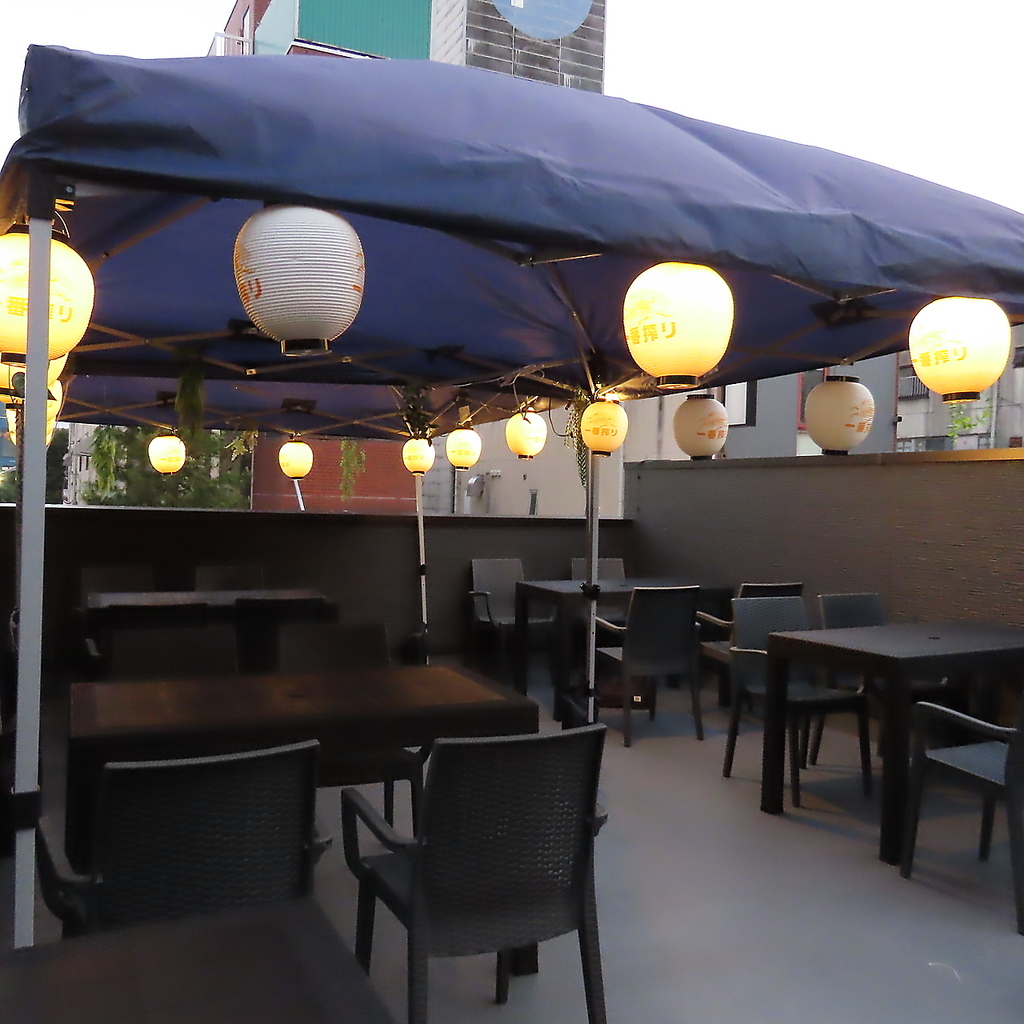 広々とした屋上ビアガーデンのお席は、夜風を感じながら楽しむことができます。是非ご来店ください！