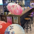 祇園らしい日本的な装飾が施された店内には、華やかな扇や美しい傘が彩りを添えています。伝統的な雰囲気を楽しみながら、リラックスした時間を過ごせる素敵な空間です。ぜひご覧ください！