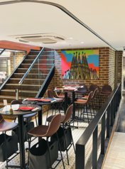 当店では、8名様が座れるハイテーブルをご用意しております。ハイテーブルはカジュアルな雰囲気でありながらも、お客様同士の会話が弾むアットホームな空間を演出しています。ぜひ、お友達やご家族と一緒に当店で、楽しい時間をお過ごしください。