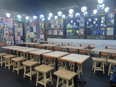 できたての清潔な店内。ソファー席でワイワイにぎやかな雰囲気。