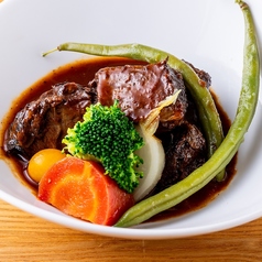 牛ホホ肉の赤ワイン煮込み