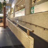 【ベビーカー・車椅子でのご来店も安心】ロビーから店舗入口（中2階）までは緩やかなスロープが完備されており、段差を気にせずスムーズにお越しいただけます。店内も広々とした通路でテーブル席までご案内可能。小さなお子様連れや車椅子をご利用の方も、どうぞ安心してお越しください。