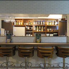 カウンター全6席