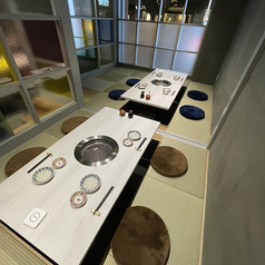 落ち着く個室でリッチなひと時をお過ごし下さい♪仕切りを外すと最大14名様まで入れます☆4名様席×2部屋　6名様席×1部屋