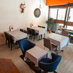 テーブル席は4名掛けと2名掛けのものをご用意しています。4名掛けのテーブル席は2名～4名でご利用いただけるので仕事や学校帰りのちょっと一息づくにも、女子会のような使い方もできます！またお席を連結することで大人数でのご利用も可能となっています！