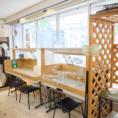 カウンター席(1名様×5席)をご用意しております。動物たちを間近に感じながら、ゆったりとした癒しの時間をお過ごしいただけます