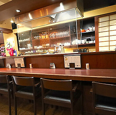 オシャレで落ち着いた空間。目の前で料理をお楽しみいただけます。