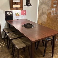 仕切りで半個室のように利用できるテーブル席は、周りを気にせず食事を楽しみたいグループに人気です。大切な接待や、女子会など、プライベートな空間で心ゆくまで語り合える環境をご提供いたします。