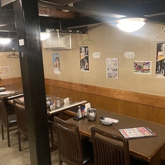 ワンフロアの広々とした店内に配置された、仕切りで区切られた使い勝手抜群のテーブル席です。周りを気にせずにお食事や会話をゆったりとお楽しみいただけます。少人数での日常使いからお仕事帰りの飲み会、各種宴会まで幅広いシーンに最適です。心地よい空間で贅沢なひとときをお過ごしください◎