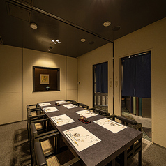 ご友人やご家族とのお食事やビジネスでのご接待など、幅広いシーンに対応できるお席をご用意。人数や目的に応じて心地よくお使いいただけます。4名様でのご利用は半個室、5名様以上でのご利用は完全個室になります。