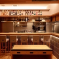 調理風景やドリンク作りが目の前で見えるコの字型カウンターは、「作った人の顔が見える安心感」を感じられます◎