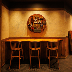 お一人様でも気軽に。木の温もりに包まれた、落ち着いたカウンター席です。