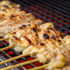 自慢の焼き鳥（ぼんじり・つくね・鶏皮・鶏もも）も食べ放題コースで食べ放題！！の写真