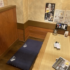 仕切りで区切られた落ち着きのある個室をご用意しております。周囲の視線を気にすることなくプライベートなひとときを満喫できるため、大切な方とのご会食や接待、特別な日のご利用にも最適です。ゆったりと寛げる快適な空間で、自慢のお料理と美味しいお酒を心ゆくまで心ゆくまでご堪能いただけます。