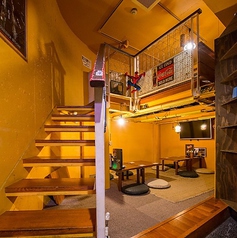 ロフト席2階。階段を使って秘密の宴会場へ。