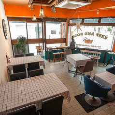 広々とした店内となっており4名掛けのテーブルが2席、2名掛けのテーブルが3席ご用意しています。友達との会話が楽しめるような落ち着いて雰囲気の当店で、おすすめのハンバーガーとドリンクと一緒にゆったりとお過ごしください♪