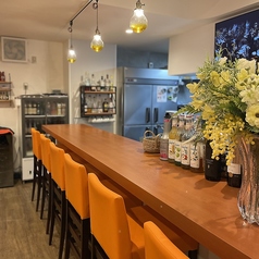 4名様までご利用いただけるオープンキッチンのカウンター席をご用意しています。1人でゆっくりとお食事を◎