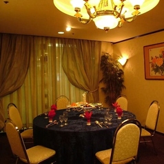 【個室席：～6名様、～10名様、～20名様】少人数からご利用可能な円卓個室をご用意◎周囲を気にせず、プライベートな時間をお過ごしいただける円卓個室をご用意しております。ビジネスでの大切な接待や会食、ご家族のお祝い事、気の置けない仲間との語らいの場に最適です。