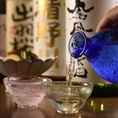 【全国各地から厳選した日本酒や焼酎】旬の鮮魚、炉端、野菜に合う「日本酒」や「焼酎」を全国各地から厳選。なかなか飲めない珍しい「地酒」も取り揃えております。また、飲み放題付きのコースも充実しているため、お得に全国の「日本酒」や「焼酎」をお楽しみいただけます。