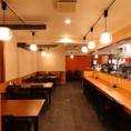 居心地の良いゆったりとした空間が広がっています♪清潔感のある広々とした店内では、リラックスしたひとときをお過ごしいただけます。店内にはカウンター席とテーブル席をご用意！プライベート利用から大人数のご宴会までさまざまなシーンに対応可能です。貸切可能で貸切も承ります。人数・ご予算お気軽にご相談ください。