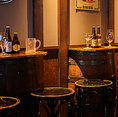 カウンター席は、パブらしい賑やかな雰囲気満点。友人と乾杯しながら、気軽にビールを楽しむのに最適です。