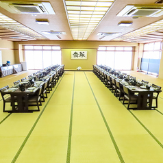 大広間テーブル4名×15席ございます。